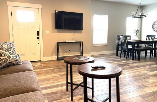 Ammon House | Amazing Ammon 3 Bedroom+ Loft Townhome: Close to shopping and restaurants