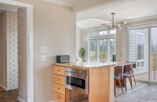 East Lake Hills House | Stellar Bellevue 4BR w/Parking, nr Lake + Hiking, by Blueground