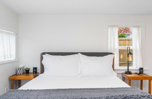 North End Apartment | Walk to the waterfront The Hobbit House