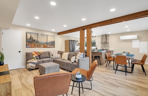 Tukwila House | Pacific Northwest Retreat Duplex 3min from Seattle by RedAwning