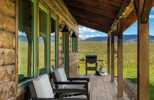Pray House | Cowboy Retreat- A gorgeous 3 bedroom home near Chico Hot Springs with views!