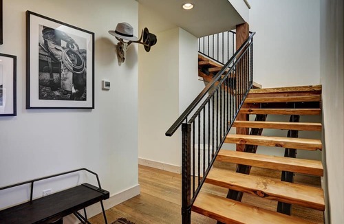 Pray House | Cowboy Retreat- A gorgeous 3 bedroom home near Chico Hot Springs with views!