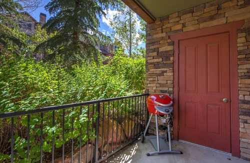 Bear Hollow Village Condo | Moose Mgmt at Bear Hollow 4201 Hot Tub-Shuttle-Deck & Grill-High Speed WiFi-Pool