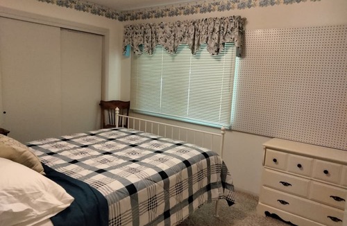 Hayden House | Peaceful 3 Bedroom very close to Silverwood and near Skiing