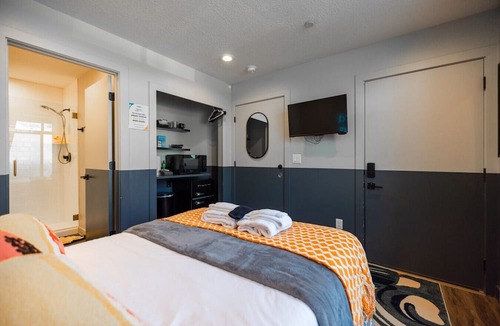 People's Freeway Condo | Perfect Studio with Kitchen Salt Lake | Fast WiFi