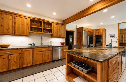 Leavenworth Cabin | River Road Lodge-Sleeps 16, Hot tub, 2 Fireplaces, Pool Table
