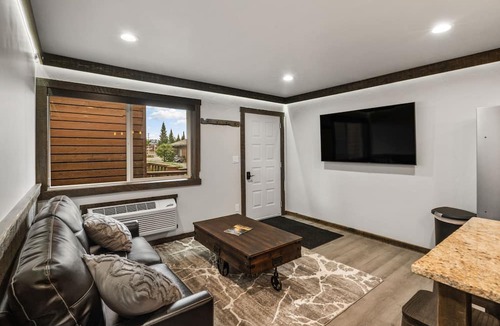 West Yellowstone Condo | Cozy 1-bedroom condo in West Yellowstone, 1 minute to park! Little Tuckaway