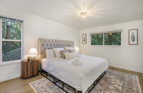 Inglewood House | Sammamish Modern Family & Pet Friendly Home