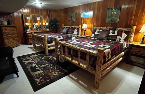 Seeley Lake House | Amazing mountain views, daily wildlife show and a cozy log house for serenity.