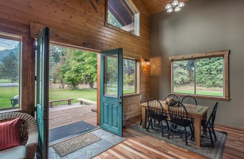 Leavenworth Cabin | Icicle Creek Lodge 2 Minutes to Downtown Leavenworth 3 bedrooms 3 baths