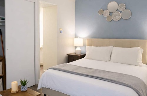 Central City Apartment | Down Town, Award Winning KING Bed, Self Check-In