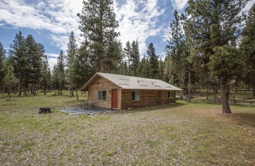Darby Cabin | Coal Creek Mountain Lodge PREMIER mountain lodge with beautiful scenic views!