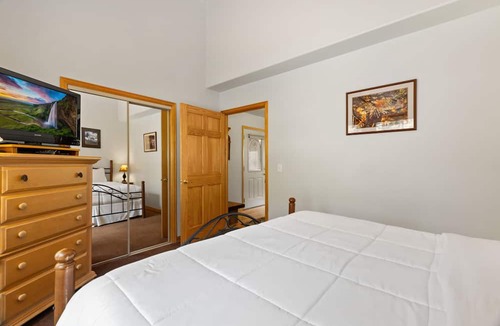 Fall River Estates Condo | Cozy Riverfront Suite Near RMNP River Views