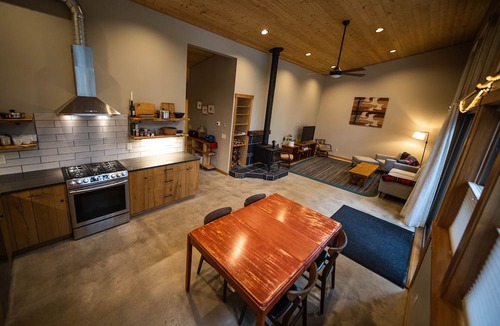 Warnick Cabin | Cozy mountain retreat in the forest-close to Mt Baker Ski Area and pet friendly!