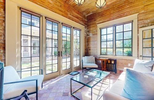 Queen Anne Apartment | Charming Queen Anne Studio w/Serene Garden, 1 Block to Kerry Park