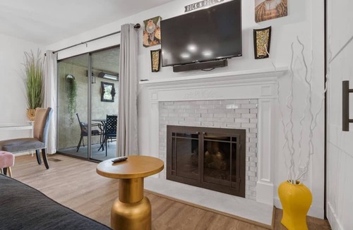Boise Condo | Rock N' Roll + Sweet Dreams! Get Cozy Next to Indoor & Outdoor Fireplace'! 7 min Drive to Saint Als