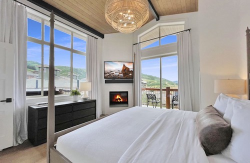 Park City Condo | Luxury Penthouse Retreat Hot Tub Views Perfect for Longer Park City Stays