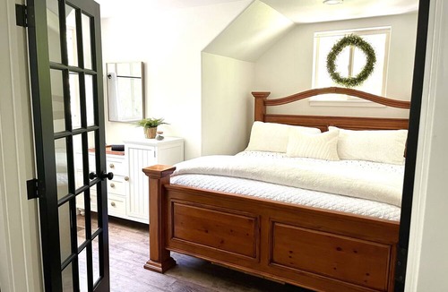 Hayden House | Cozy loft on Hayden Lake, near Silverwood, 15m to Coeur d Alene, Private events
