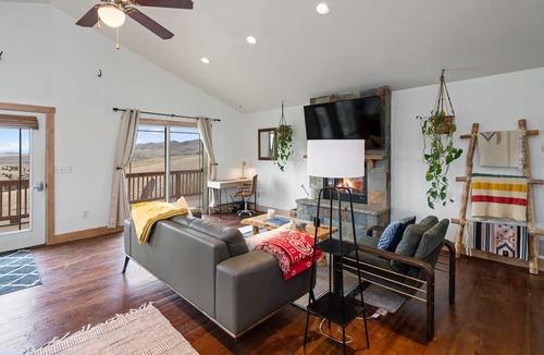 Three Forks House | INCREDIBLE VIEWS + FAST WIFI, 10 private acres