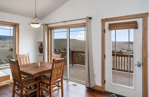 Three Forks House | INCREDIBLE VIEWS + FAST WIFI, 10 private acres