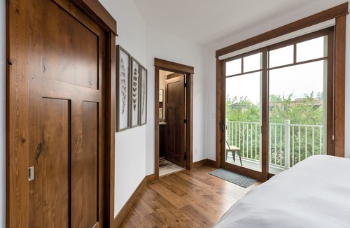 Whitefish House | New downtown Whitefish listing - New furniture - AC - walk to everything - close to Whitefish river