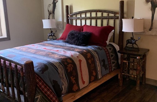Ennis House | Ennis, MT: Conveniently located vacation cabin