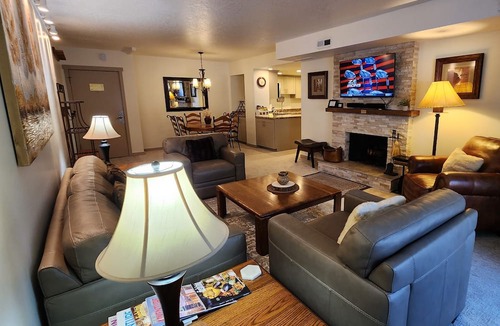 Downtown Park City Condo | Stunning! Main St/Steps to Town Lift/Hot Tubs Pool/Free Parking/Courtyard View