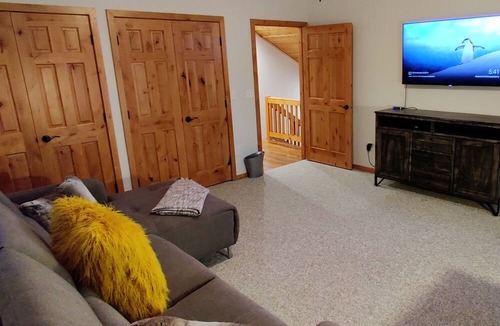 Essex House | Modern Mountain Cabin across Glacier NP & Izaak Walton Inn. Incl Wifi & Laundry