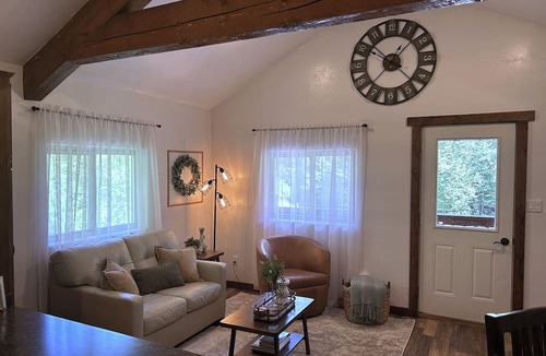 Ronan Cabin | Get away from the stress and strain of life at this romantic mountain cabin.