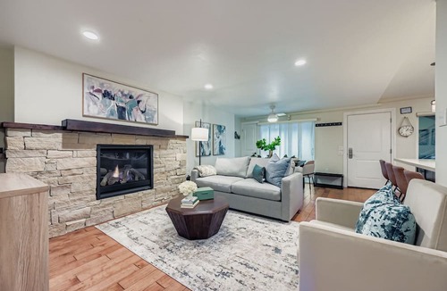 North Park City Condo | Edelweiss A prime spot across from PCMR pool hot tub