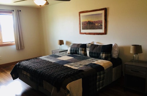 Ennis House | Solitude | Majestic Views | Adventure | Couples or Groups