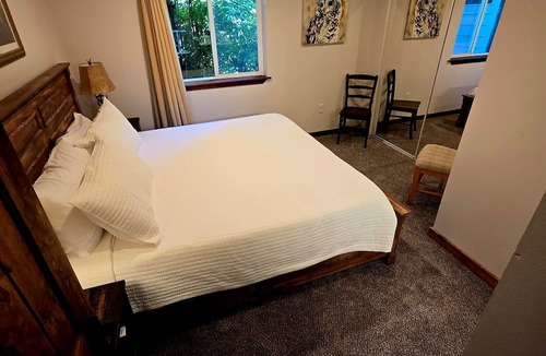 Leavenworth House | New Remodel! Waterfront, pets, Outdoor Ent, Hottub & Views 4min to Leavenworth.