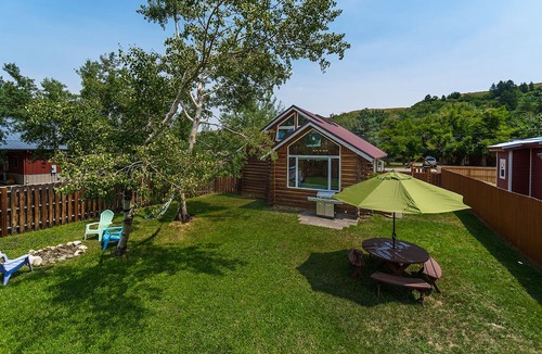 Red Lodge Cabin | Small log home in the heart of Little Italy