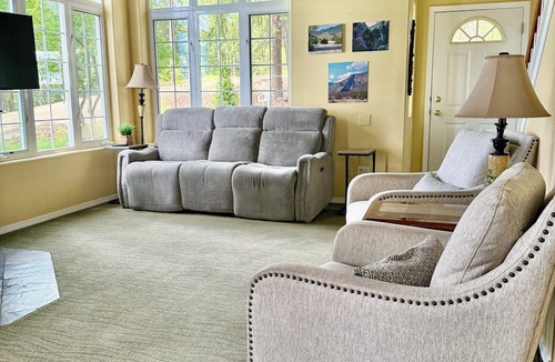 Harrison House | Beautiful Lakefront Retreat in Carlin Bay