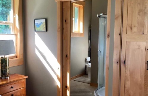 Leavenworth Cabin | LOCATED ON ICICLE ROAD, 2 MILES FROM TOWN. HOT TUB AND BEAUTIFUL VIEWS