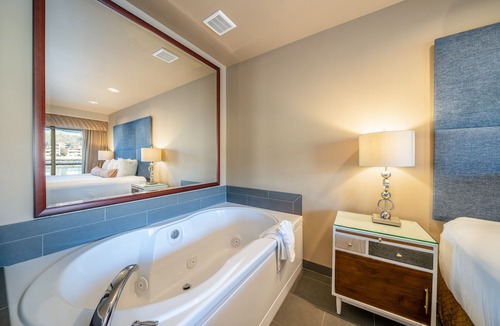 Chelan Condo | Grandview 710 Waterfront King with River View
