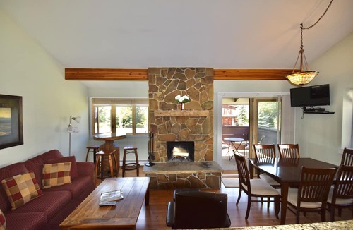 Moose Wilson Road Condo | Private Top Corner Condo-5 mins to Ski Resort - Deck, BBQ & Great Mtn Views!