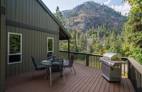 Leavenworth House | Icicle River Cabin w/Hot Tub, Views, Deck, King Bed