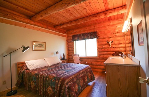 Emigrant House | Spacious Log Home near Yellowstone Park/Gardiner. Sleeps up to 12, deck and view