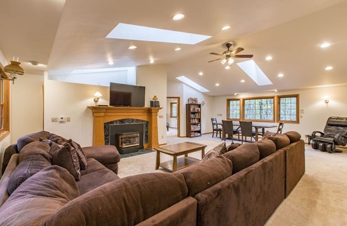 Glacier House | 4,000 sqft Mt. Baker Ski Lodge, sleeps 21, walk to town, hot tub, fiber internet