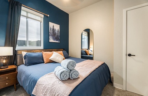 Boise Apartment | Top Floor, Lounge, King Bed, BSU