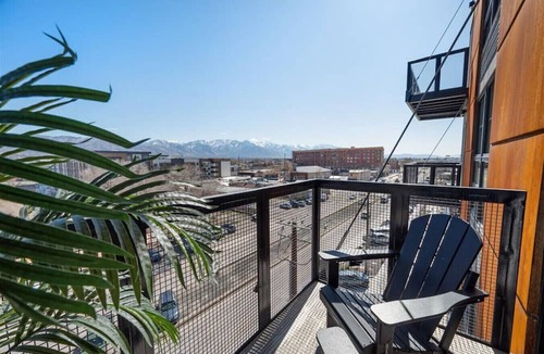 People's Freeway Apartment | Pool+Spa+Sauna+Parking+Gym 1 KG/1BA- DWTN!