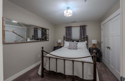 Pleasant Grove Condo | Luxury 4BR Townhome | Pet-Friendly | Waffles too!