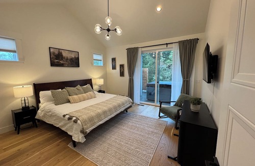 Warrenton House | New Lake Front Home Hot tub Private Dock Full Amenities Walk to beach Bikes