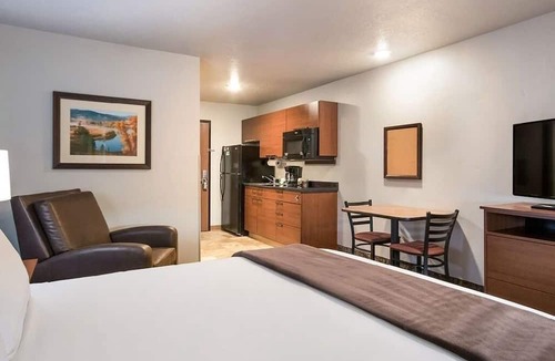 Grant Creek Hotel | Extended Stay Room w/Kitchenette & Comfy Bed Near Montana Attractions