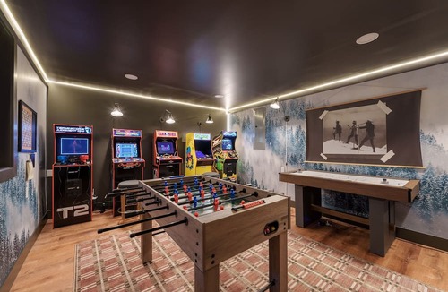 Brightwood Ski Chalet | Lux River Mnt. Views! Game Rm. Bike Shop. Hot Tub. Fire Pits. Ski Boot Dryers.