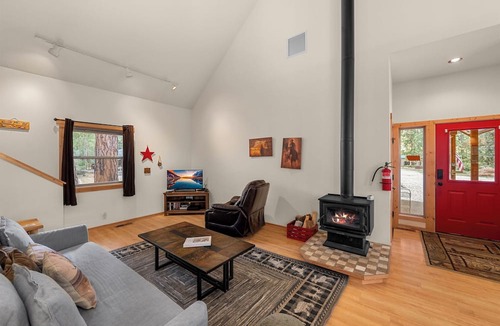 Leavenworth House | Cozy cabin, dogs ok, hot tub, & fireplace