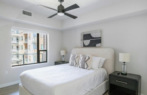 People's Freeway Apartment | Landing | Stylish 2BD, Clubhouse, Pool