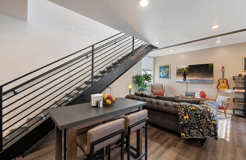 People's Freeway Condo | Chic & Modern Spacious Downtown Loft w/Free Secured Parking, Balcony, Near TRX