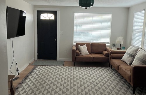 Grand View House | 3-bedroom house in Grand View with AC